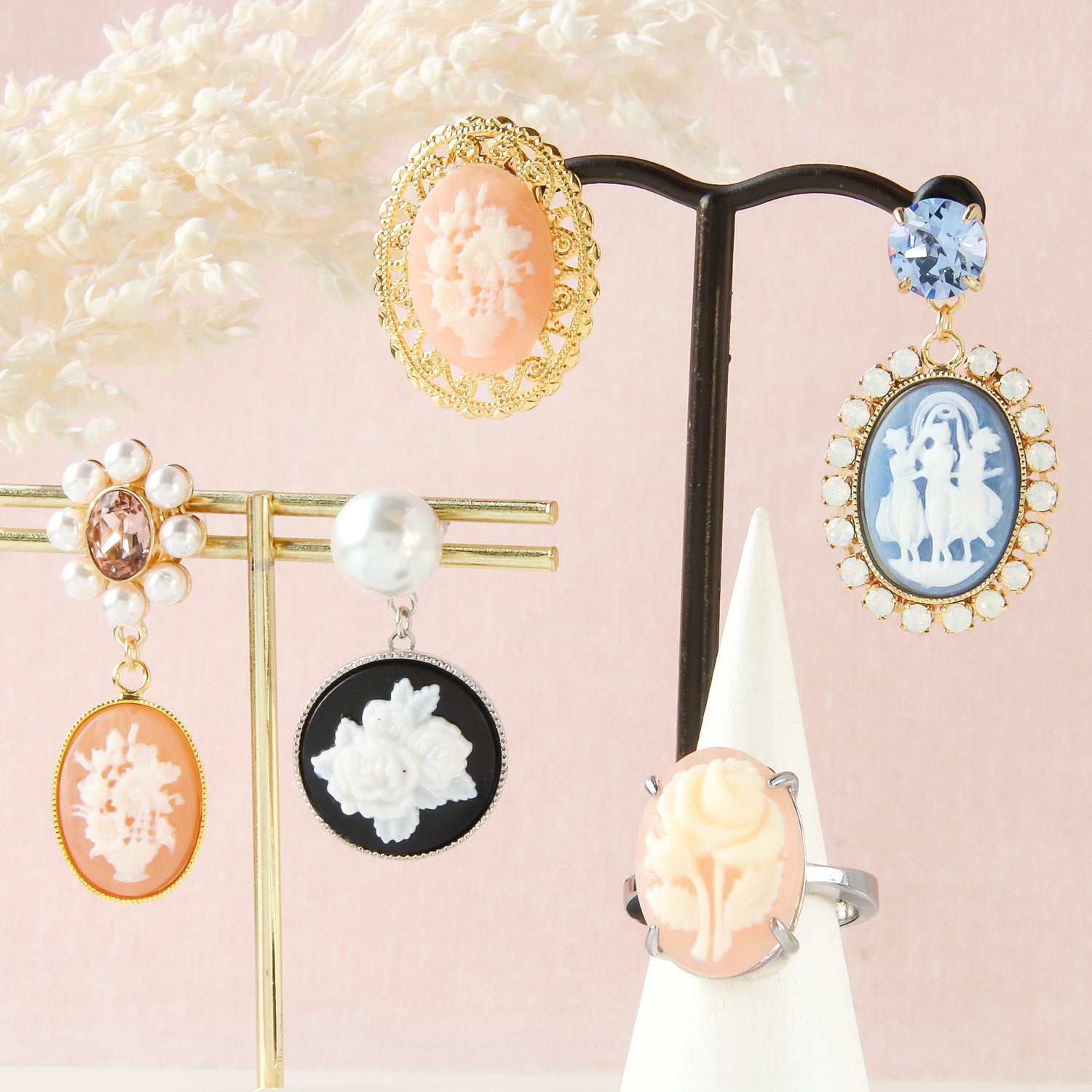 German Cameo Round Double Rose Black Matte/White