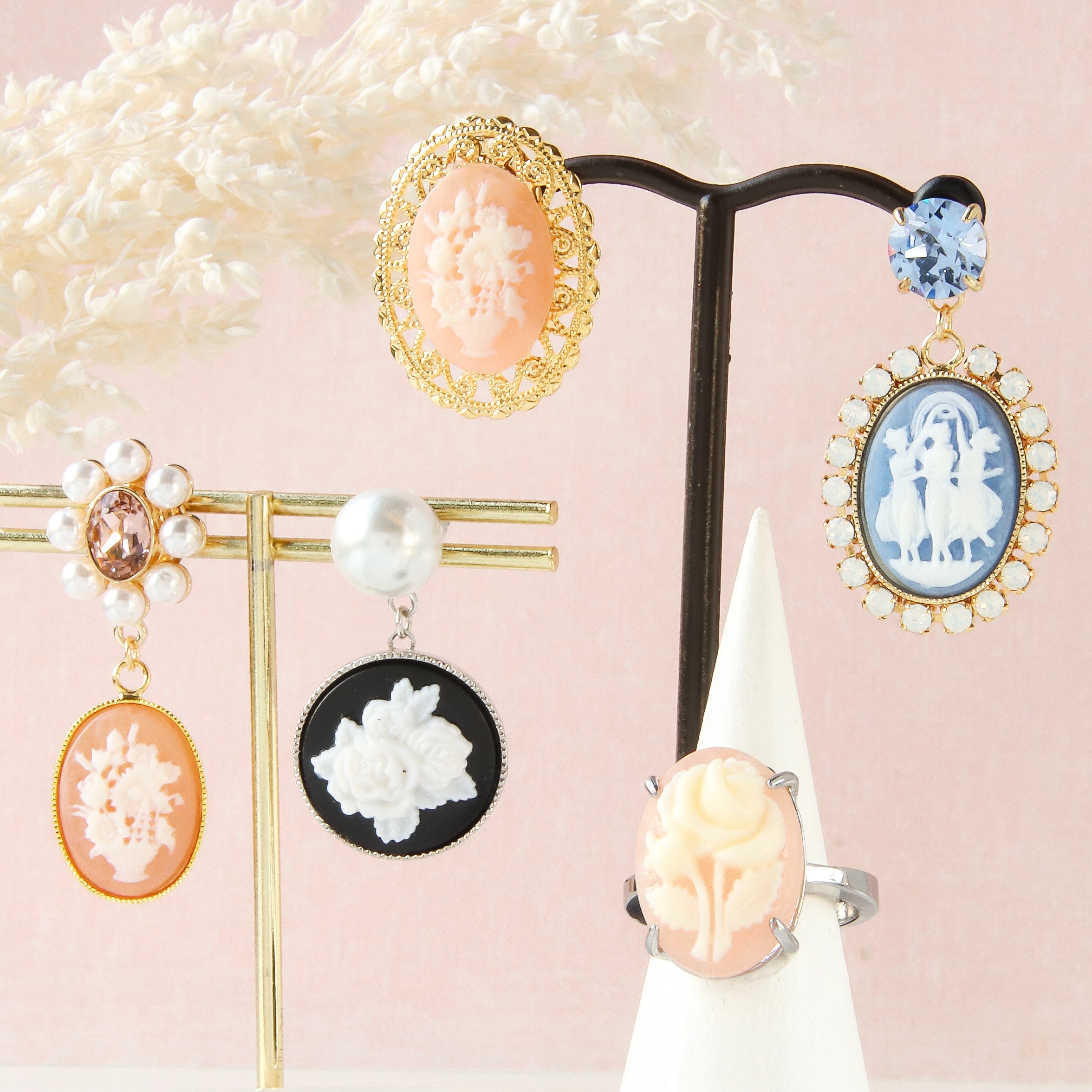 German Cameo Round Double Rose Black Matte/White