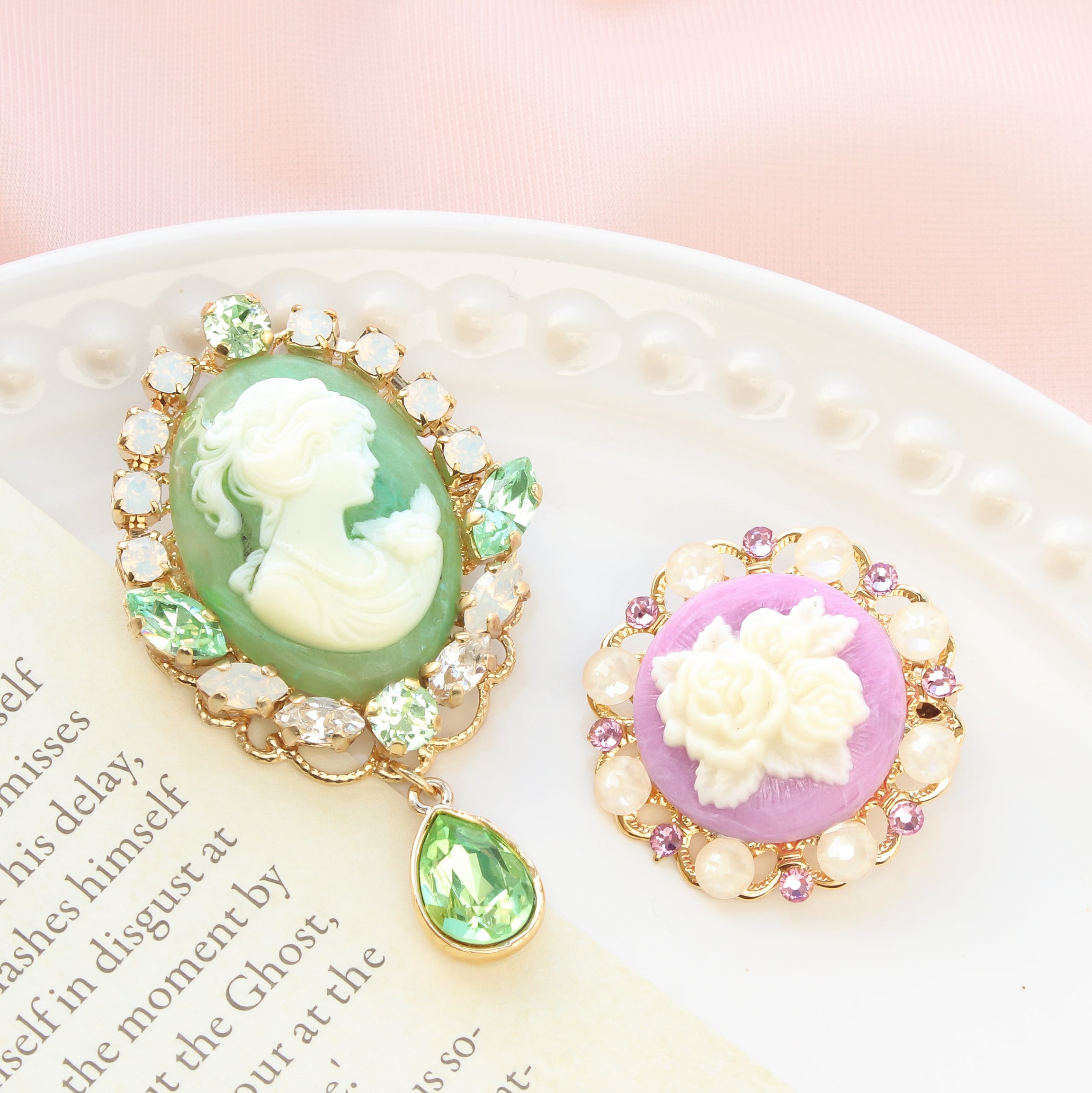 German Cameo Round Double Rose Black Matte/White