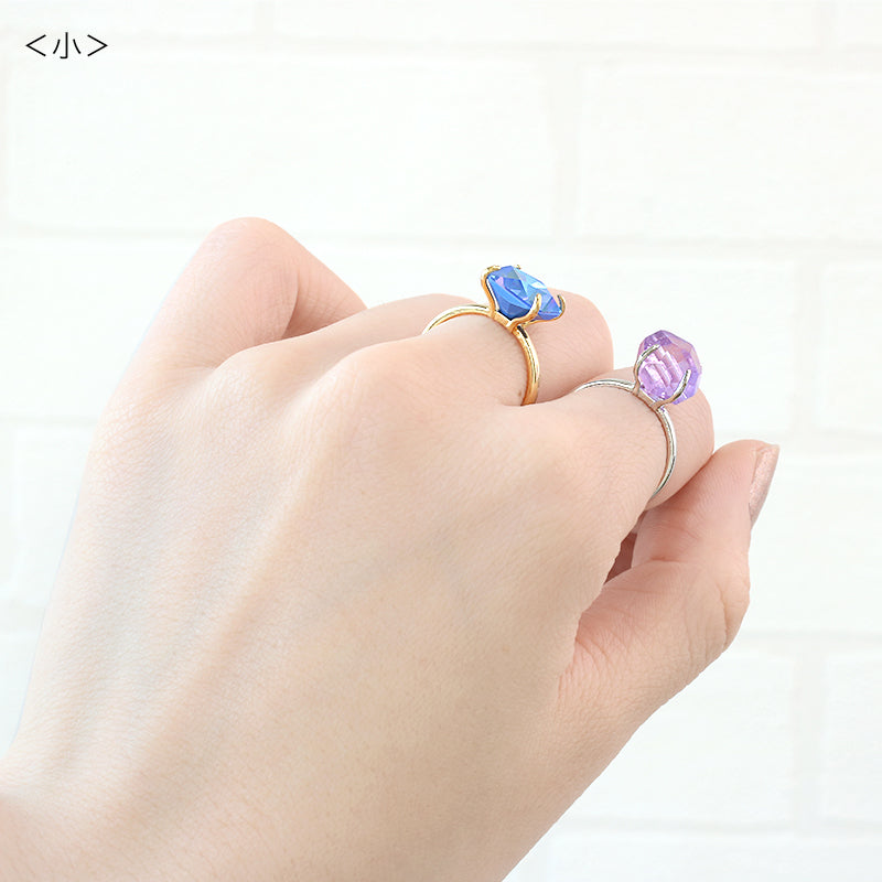Ring stand hugging gold