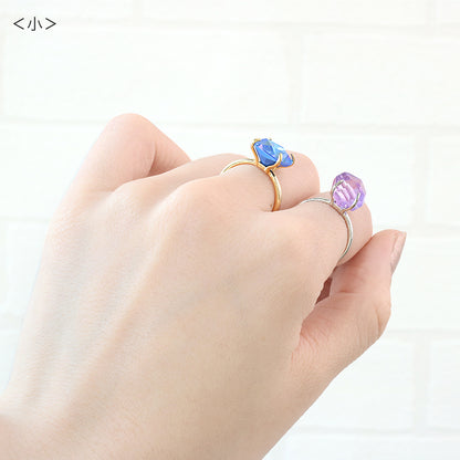 Ring stand hugging gold