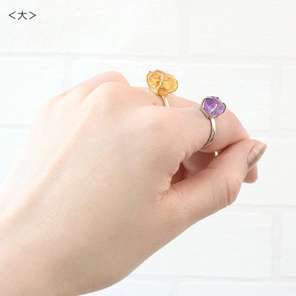 Ring stand hugging gold