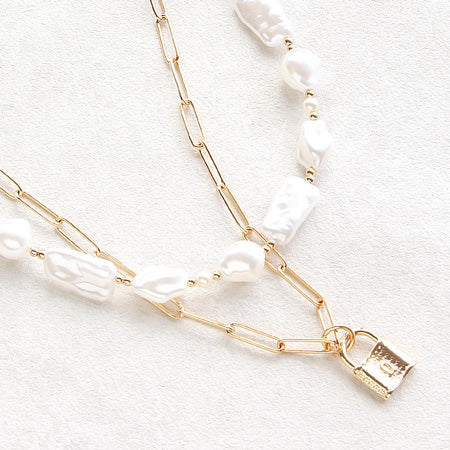 レシピNo.KR0383　パドロックチャームと樹脂パールバロックのレイヤードネックレス